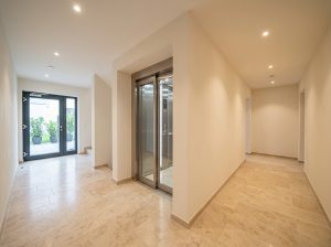 Hauseingang mit barrierefreiem Zugang zum Lift