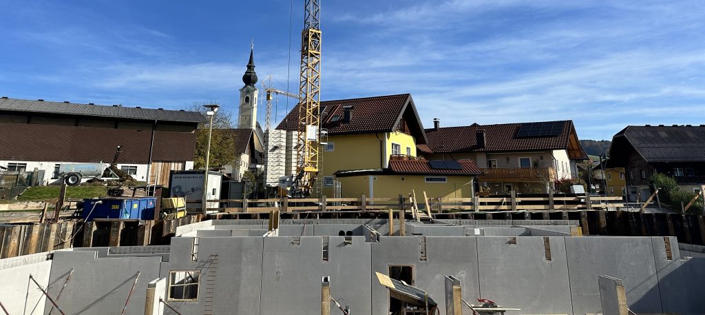 In der Bahnhofstraße 14 entstehen 12 moderne Wohnungen mit Tiefgarage – der Bau schreitet dank idealer Wetterbedingungen und engagierter Arbeit rasch voran.