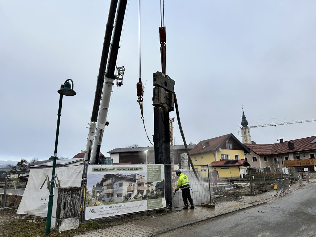 Nach erfolgreicher Fertigstellung von Tiefgarage und Keller konnten kurz vor Weihnachten die Spundwände gezogen werden.
